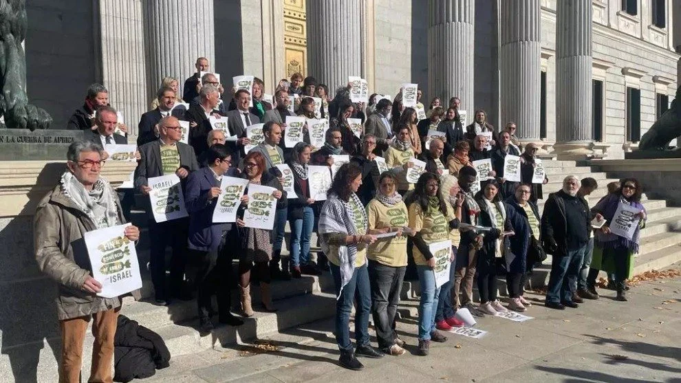 Concentración en el Congreso de los Diputados de la campaña «Fin al comercio de armas con Israel»
