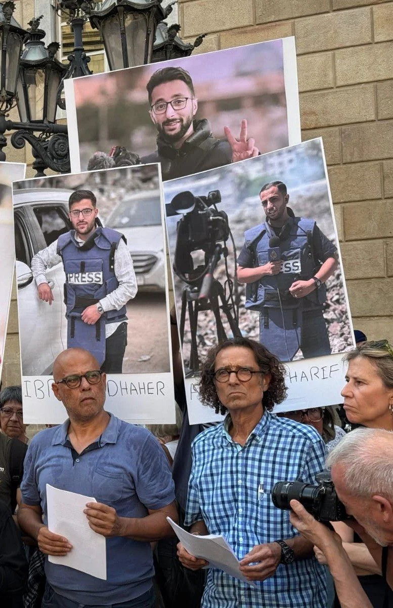 Concentración con retratos de periodistas asesinados en Gaza